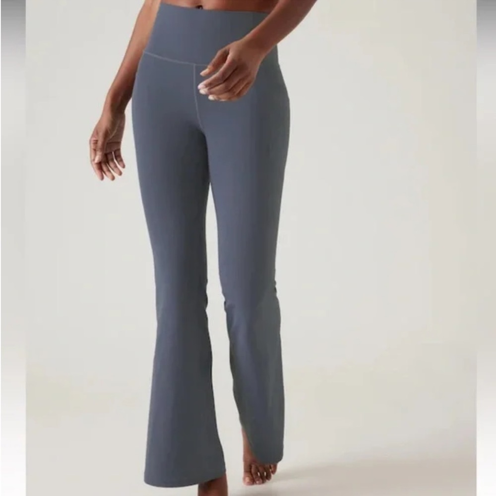 EUC Athleta Salutation Stash Flare